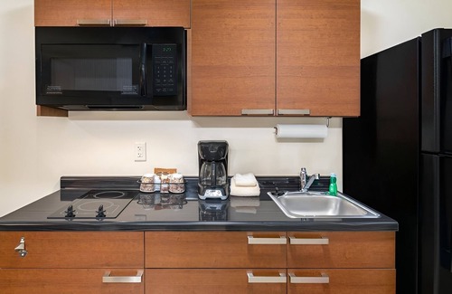 Wixom Hotel | Modern Pet-Friendly Stay Perfect for Families on a Trip Near Twelve Oaks Mall