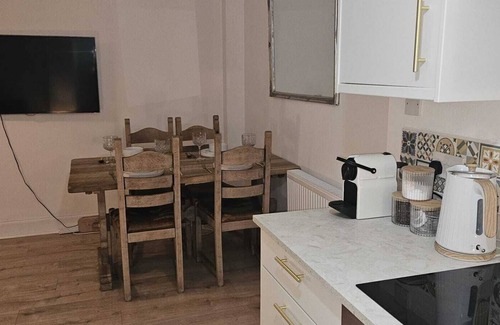 Cupar Apartment | Modern, pet-friendly studio, close to Scotlands best golf courses!