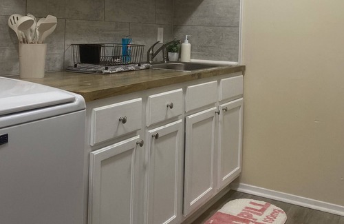 Fondren Apartment | Modern Queen Suite Apt