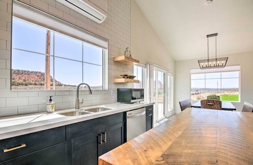 Kanab House | Modern Ranch House w/Fire Pit & Valley Views