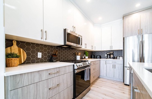 Southwest Edmonton House | Modern Retreat-3 King Beds-Garage-WiFi-Sleeps 10!