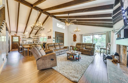 Ruidoso Cabin | Modern Retreat w/Deck: 14 Mi to Ski Apache!