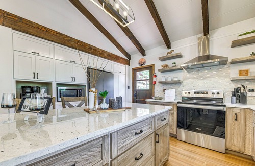 Ruidoso Cabin | Modern Retreat w/Deck: 14 Mi to Ski Apache!