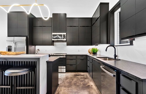 Piney House | Modern Retreat with Rooftop and Lake Access