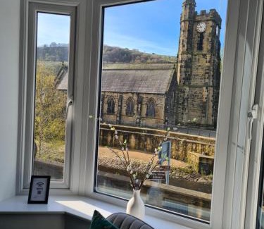 Mytholmroyd Apartment | Modern River View Mytholmroyd Apartment