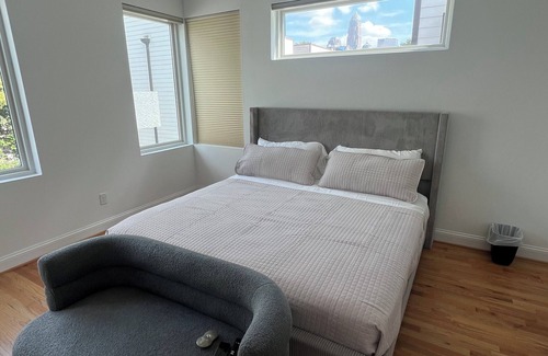 Third Ward Condo | Modern Rooftop Terrace with 3King beds only 12min walk to BoA stadium.