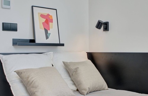 Milagrosa Apartment | Modern Room with High-Speed Wi-Fi in Pamplona