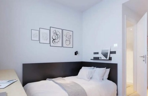 Milagrosa Apartment | Modern Room with High-Speed Wi-Fi in Pamplona