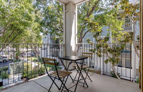 Santa Clara Apartment | Modern Santa Clara 1BR w/W/D, Gym, Pool, walk to Safeway, by Blueground