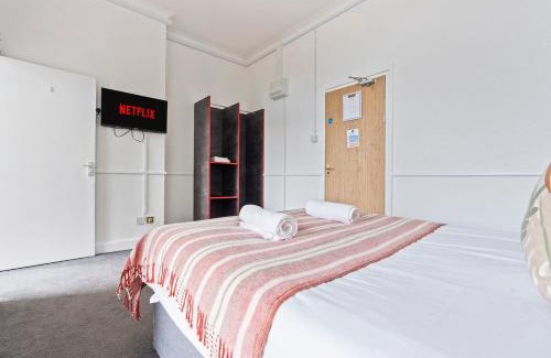 Dudley Apartment | Modern Self-Contained Studio in Dudley with Parking