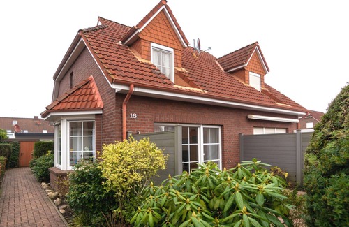 Westeraccumersiel House | Modern semi-detached house "Haus am Siel" in a quiet residential area