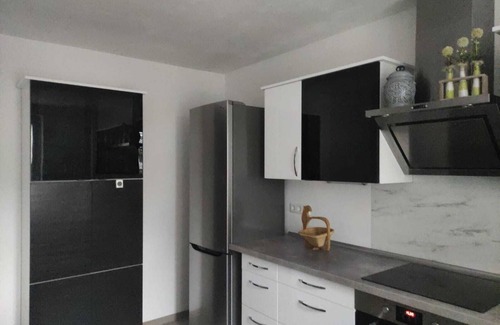Baunatal House | Modern semi-detached house with covered terrace and fenced garden.