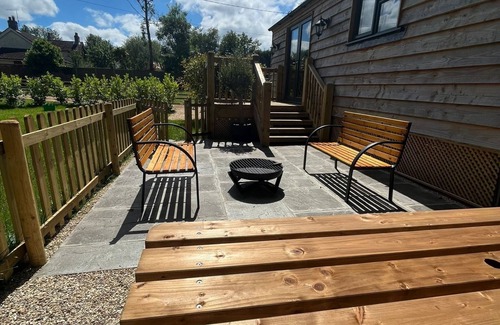 Three Legged Cross Cabin | Modern Shepherds Hut in Dorset, near New Forest & Beaches, Dog friendly