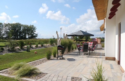 Poseritz House | Modern, spacious holiday home under thatch with fireplace, sauna, WiFi and. water nearby