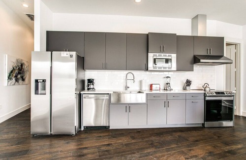 Cedars Apartment | Modern Space /King Bed /Unforgettable Views!