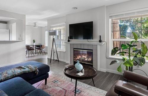 Town Center Apartment | Modern, Spacious 2BR Condo in Woodinville