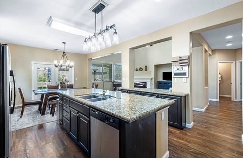 Clovis House | Modern & Spacious Clovis Home 4 Bd/4 Ba, 3400 SF