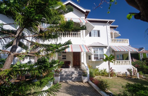 Tower Isle Villa | MODERN SPACIOUS 7 BDRM HOME Estate
