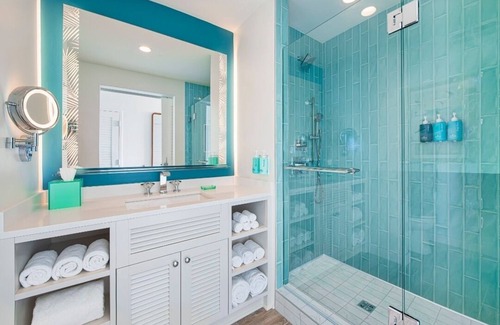 I-435 West KC-KS Hotel | Modern Stay | 1 King Bed | Near Kansas City Landmarks | Onsite Swimming Pools