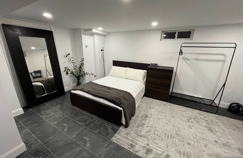 Weehawken House | Modern Studio, steps from breathtaking views of NYC Skyline, mins from midtown.