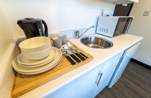 Selly Oak Apartment | Modern Studio 10 mins on train to City!