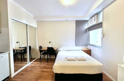 Carlton South Apartment | Modern Studio Apartment in Prime Melbourne CBD Location