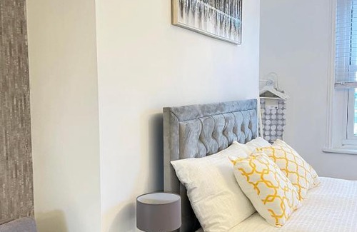 Stepney Green Apartment | Modern Studio Apartment by Central London