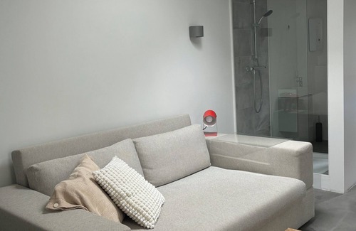 Unterrath Apartment | Modern studio with en-suite bathroom & top connections