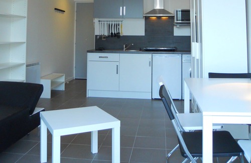 La Madeleine Apartment | modern studio with south-facing terrace, WiFi, 700 m to the beach, all shops