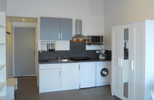 La Madeleine Apartment | modern studio with south-facing terrace, WiFi, 700 m to the beach, all shops