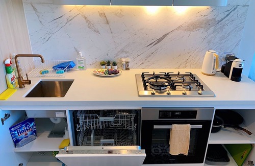 Glen Waverley Apartment | Modern Stylish 2 Bed, 2 Bath Apartment With Free Parking in Central Location