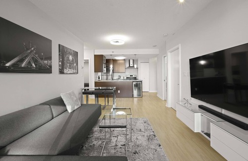 Gastown Condo | Modern, Stylish 2br Condo - Sleeps 5+Pool/Gym/More