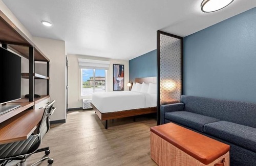 Brownsville Hotel | Modern Suite w/Full Kitchen + Workspace for Long-Term Stays