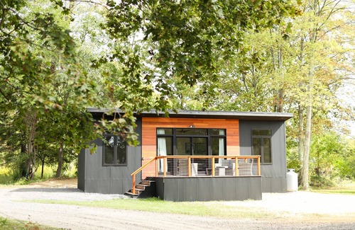 Milroy Cabin | Modern Tiny Home 24 w/Hot Tub!