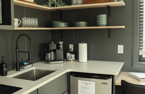 Milroy Cabin | Modern Tiny Home 26/With Hot Tub!