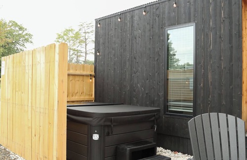 Milroy Cabin | Modern Tiny Home 31 w/Hot Tub!