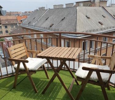 Csarnok negyed Apartment | Modern top floor loft with balcony