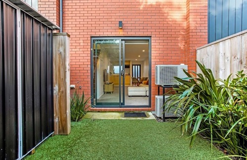 Te Atatu Peninsula House | Modern Townhouse 2Bedrooms