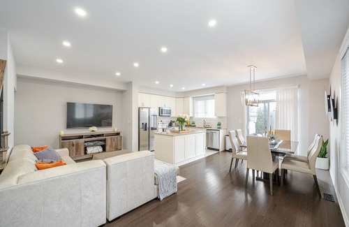 Vaughan House | Modern Townhouse in quiet neighbourhood w/Basement Arcade and Outdoor Hot-tub
