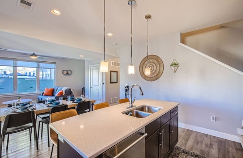 Jefferson Park House | Modern Townhouse - Walkable to Mile High Stadium - Rooftop Views with Firepit