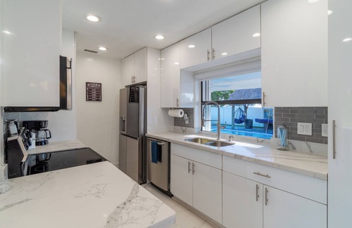 West Hollywood House | Modern Tropical Pool Oasis in Hollywood, Fire Pit, Tiki Bar Hot tub & More