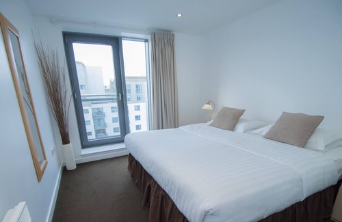 Newhaven Apartment | Modern Two Bedroom Apartment - Free parking - Excellent Wifi connection