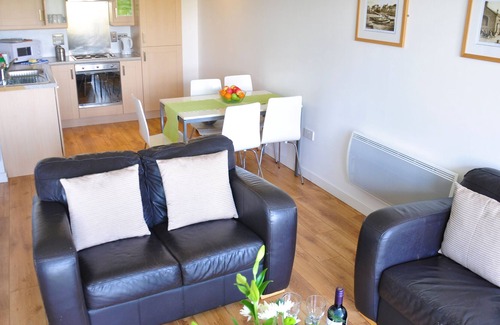 Newhaven Apartment | Modern Two Bedroom Apartment - Free parking - Excellent Wifi connection