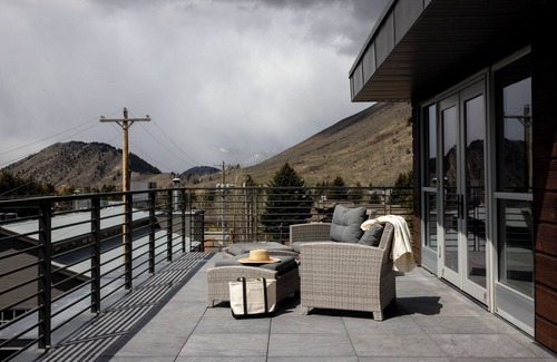 Jackson Villa | Modern Two-Bedroom Penthouse in Downtown Jackson, Urban Living at its Best