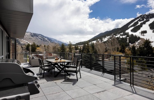 Jackson Villa | Modern Two-Bedroom Penthouse in Downtown Jackson, Urban Living at its Best