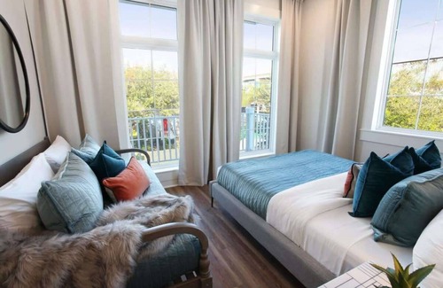 Faubourg Lafayette Hotel | Modern Units With Heated Pool