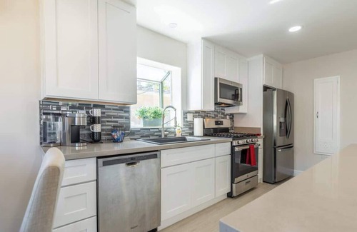 Hillcrest House | Modern upscale home, 2bd 2bth, Pr Patio, 1 Blk>Zoo
