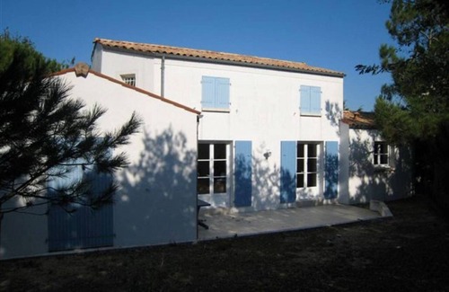 Domino House | Modern villa near the sea, sleeps 8, parking, garden, and terrace