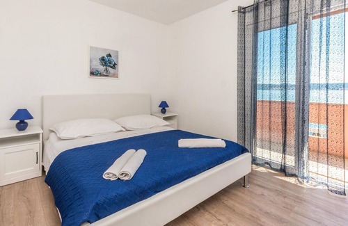 Nevidane Apartment | Modern vacation apartment directly by the sea.