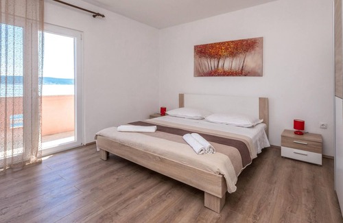 Nevidane Apartment | Modern vacation apartment directly by the sea.
